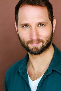 Evan Neumann interpreta Kenny