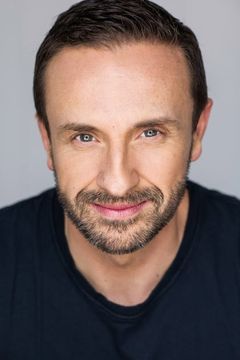 Mitchell Butel interpreta Howard Pace