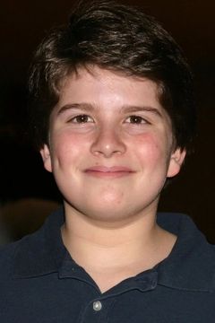Evan Sabara interpreta Oliver Portman