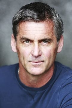 Nigel Whitmey interpreta Lieutenant