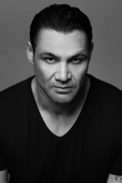 Daniel Nehme interpreta Commander Stone