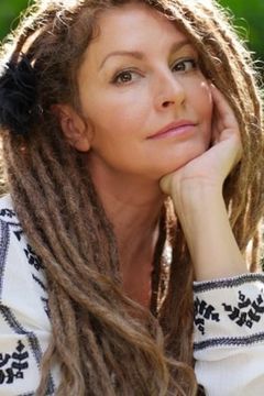 Simmone Jade Mackinnon interpreta Stevie Hall