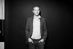 Pierce Conran interpreta Reporter