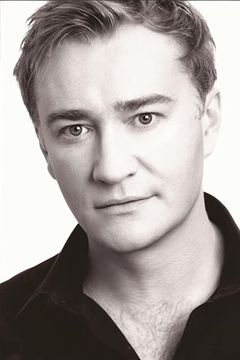 Raymond Coulthard interpreta Rupert Douglas