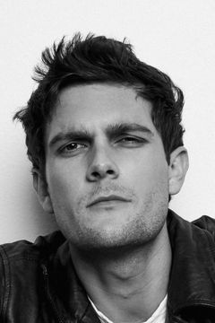 Dylan McTee interpreta Adam Lucas