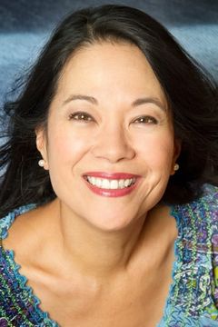 Christine Toy Johnson interpreta Elaine