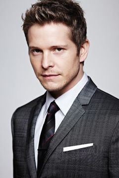 Matt Czuchry interpreta Conrad Hawkins