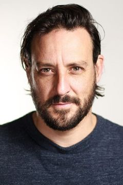 Brett Williams interpreta Male Teller