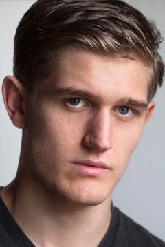 Adam Hugill interpreta Private Atkins