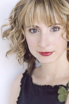 Heather Anne Campbell interpreta Newscaster