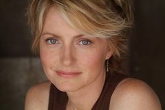 Kelley Hazen interpreta Woman in Park
