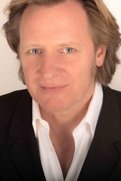 Don Halbert interpreta Mr. Linton