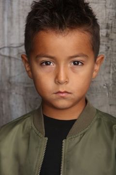 Oliver Alexander interpreta Carlos