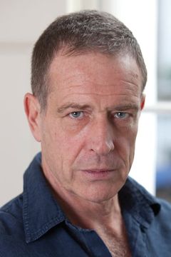 Jack Ellis interpreta Policeman