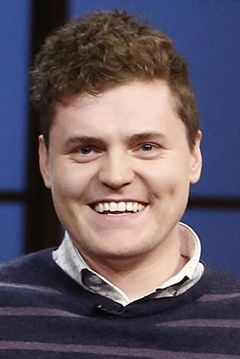 Ben Warheit interpreta Alvin Troller