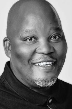 Kenneth Nkosi interpreta Elvis