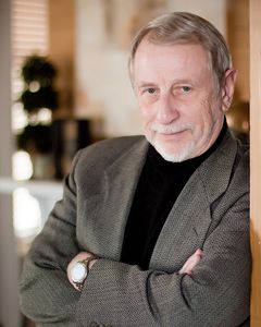 Ron Gural interpreta Neighbor