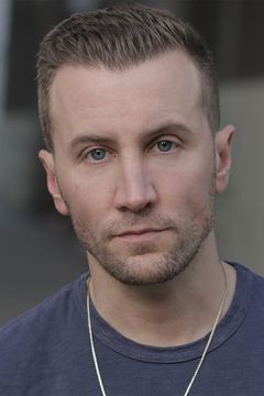Justin Grace interpreta Rookie Cop