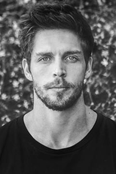 Wade Briggs interpreta Harlan Draka