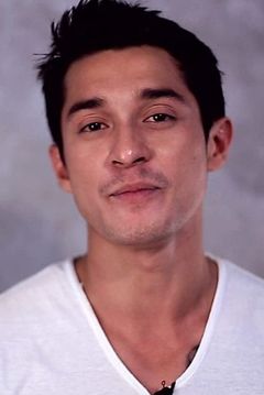 Miller Khan interpreta Indra