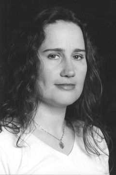 Natalie Hallam interpreta Ferry Passenger (uncredited)