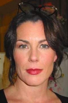 Jill Teed interpreta Linda Petersen
