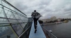 Andrey Dementyev interpreta Henry / Slick Dmitry