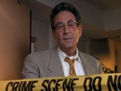 Charlie Brill interpreta Edward