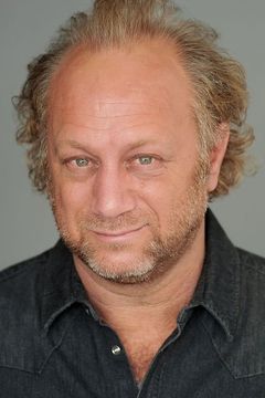 Scott Krinsky interpreta Jeff Barnes