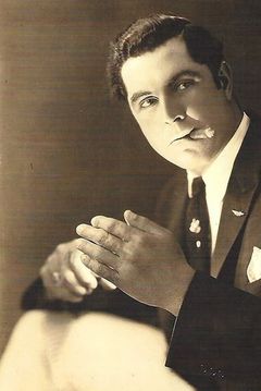 Olin Francis interpreta Fulad (uncredited)
