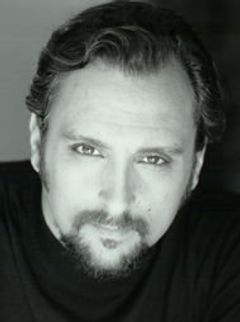 Tony Keyes interpreta Ng's Partner