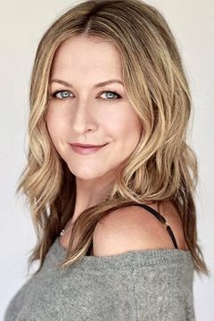 Ali Hillis interpreta Karen