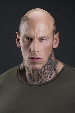 Martyn Ford interpreta Glastonbury Guard