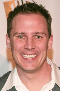 Heath Hyche interpreta Policeman