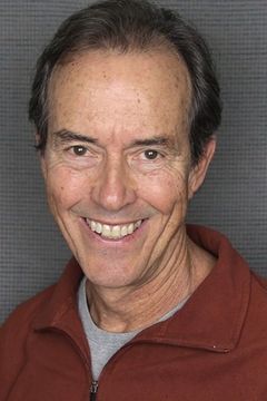 Ron Kuhlman interpreta Male Officer