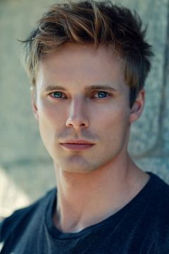 Bradley James interpreta Arthur