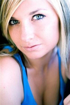 Austyn Cuccia interpreta Tour Bus Girl
