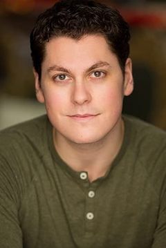 Luke Marty interpreta Fritz