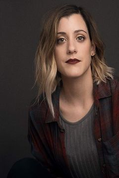 Taylor Shurte interpreta Sara