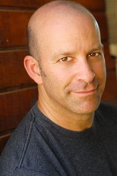 Steve Kehela interpreta Additional Voices (voice)