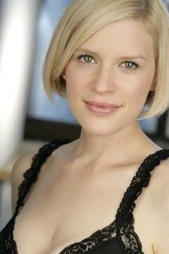 Jennifer Skyler interpreta Hotel Receptionist