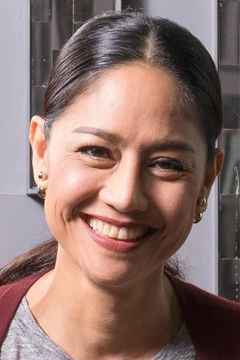 Sinjai Plengpanit interpreta May Ling, Gene's Wife