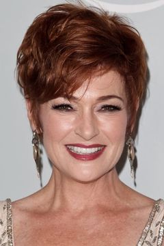 Carolyn Hennesy interpreta Kelly Court