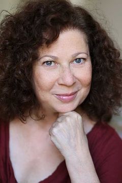 Sharon Mann interpreta Mom / Mrs. Aubrey / Sleeping Beauty (voice)
