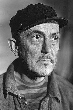 Louis Mason interpreta Doorman (uncredited)