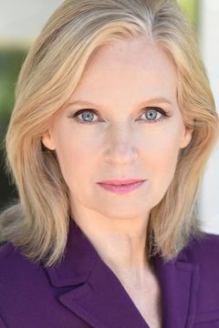Catherine Dyer interpreta Karen Wharton