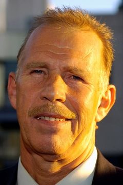 Brian Libby interpreta Chief Mechanic