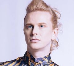 Jonathan Cheetham interpreta Flirtacious Gay Man