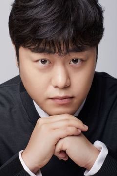 Bae Myung-jin interpreta Control Room Staff