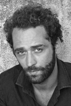 Olivier Desautel interpreta Le policier